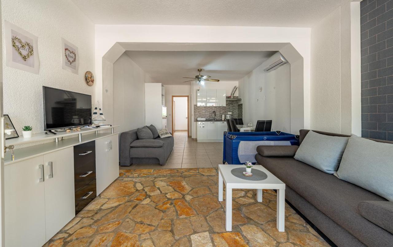 Apartments Villa Agape Vir Εξωτερικό φωτογραφία