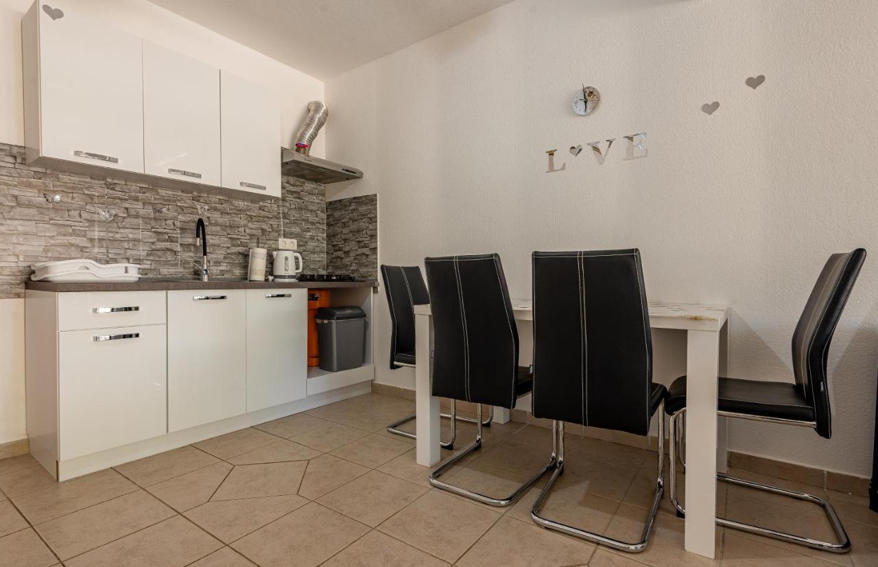 Apartments Villa Agape Vir Εξωτερικό φωτογραφία